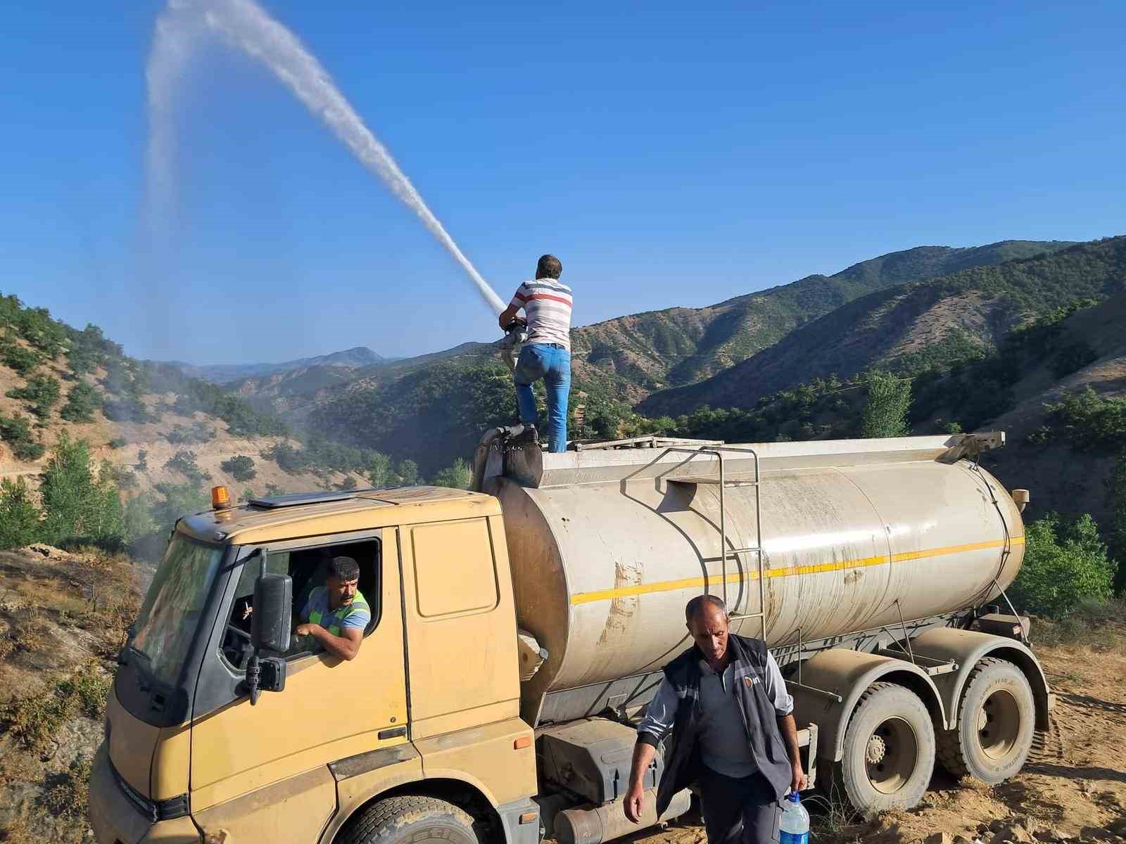 Bingöl’de çıkan örtü yangını ormana sıçramadan söndürüldü
