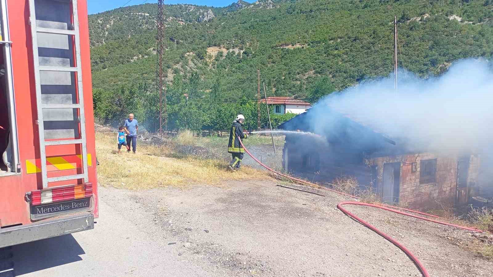 Yanan otlardan sıçrayan kıvılcımlar odunluğu küle çevirdi
