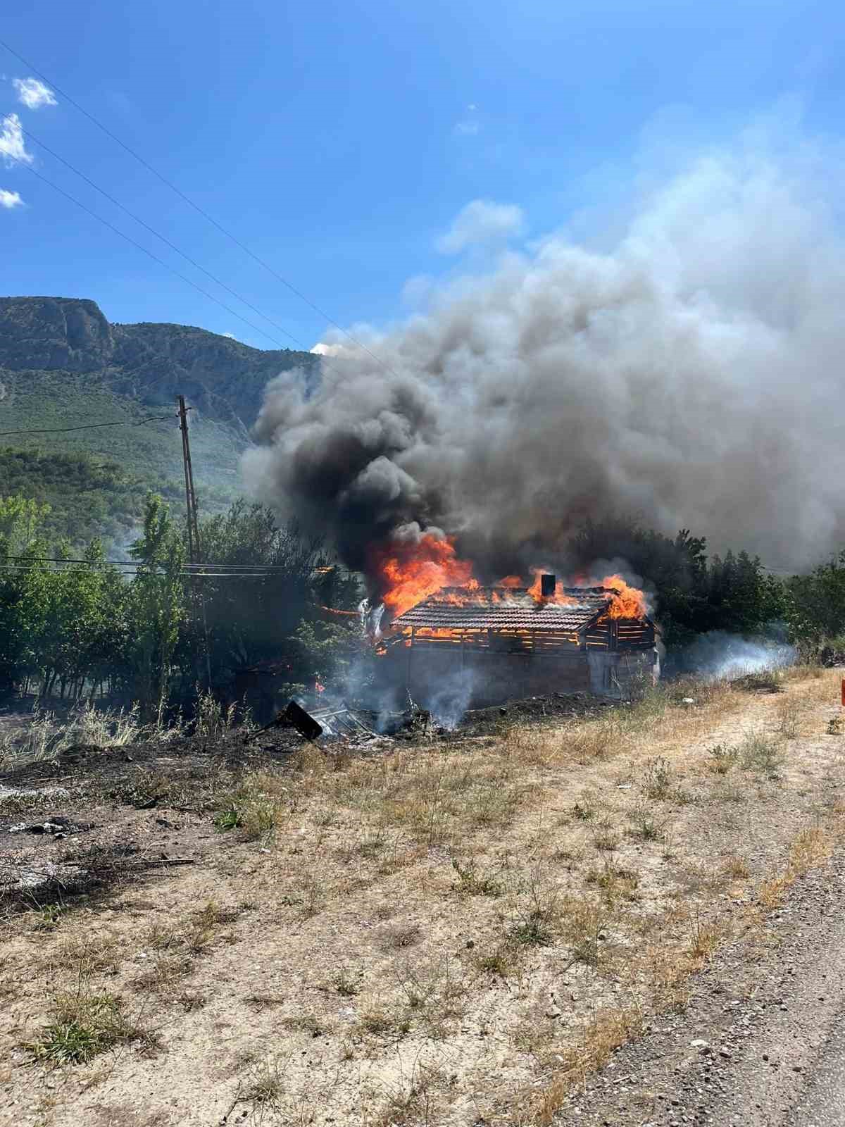 Yanan otlardan sıçrayan kıvılcımlar odunluğu küle çevirdi
