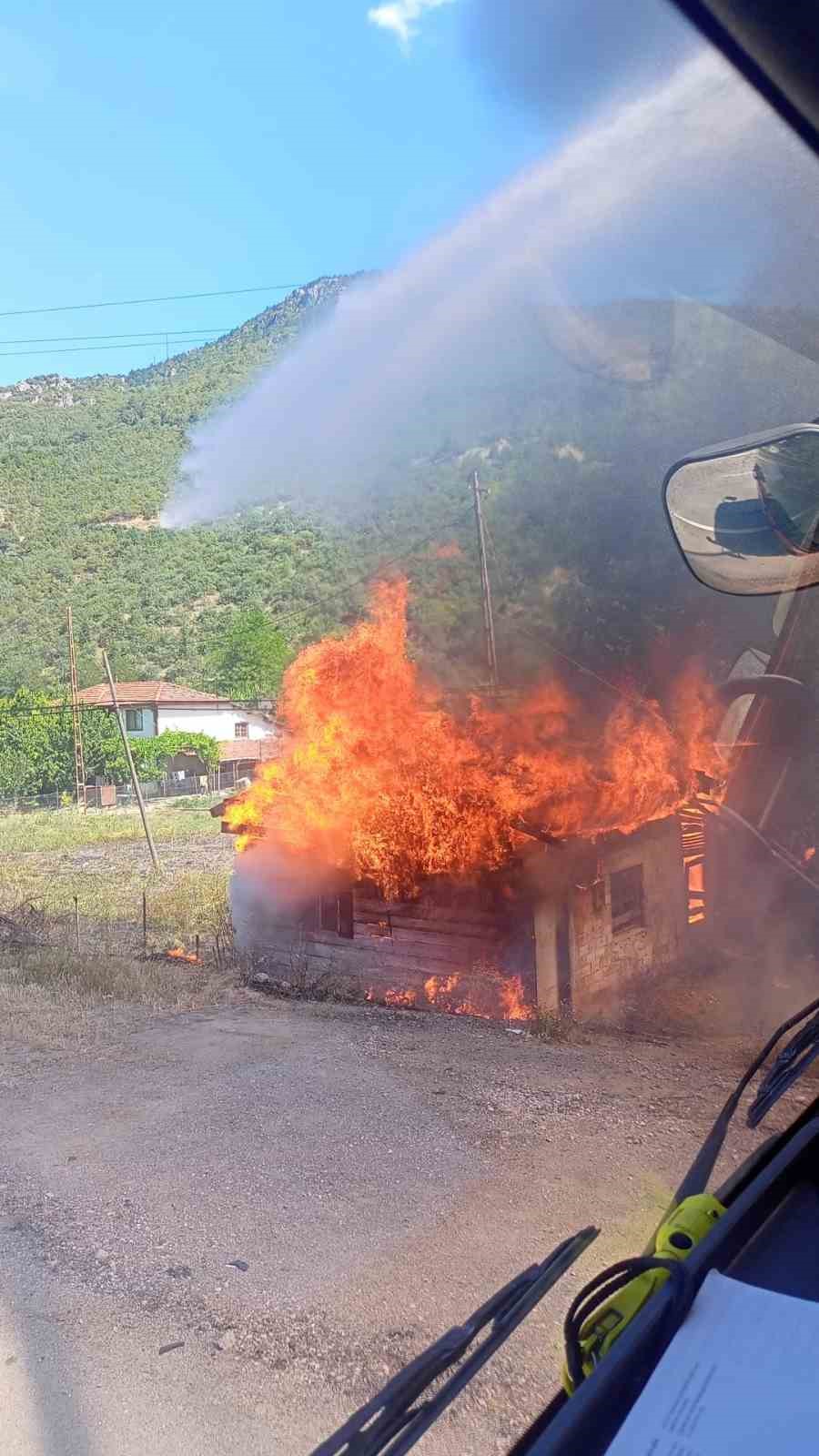 Yanan otlardan sıçrayan kıvılcımlar odunluğu küle çevirdi
