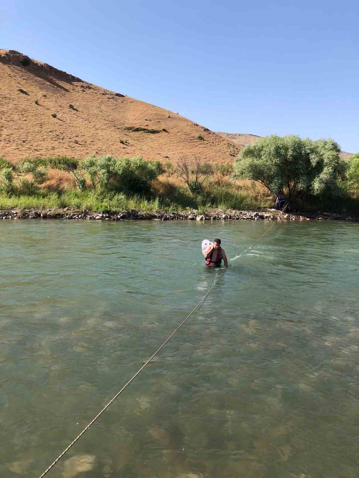 Siirt’te baraj suyunun yükselmesiyle mahsur kalan aile kurtarıldı
