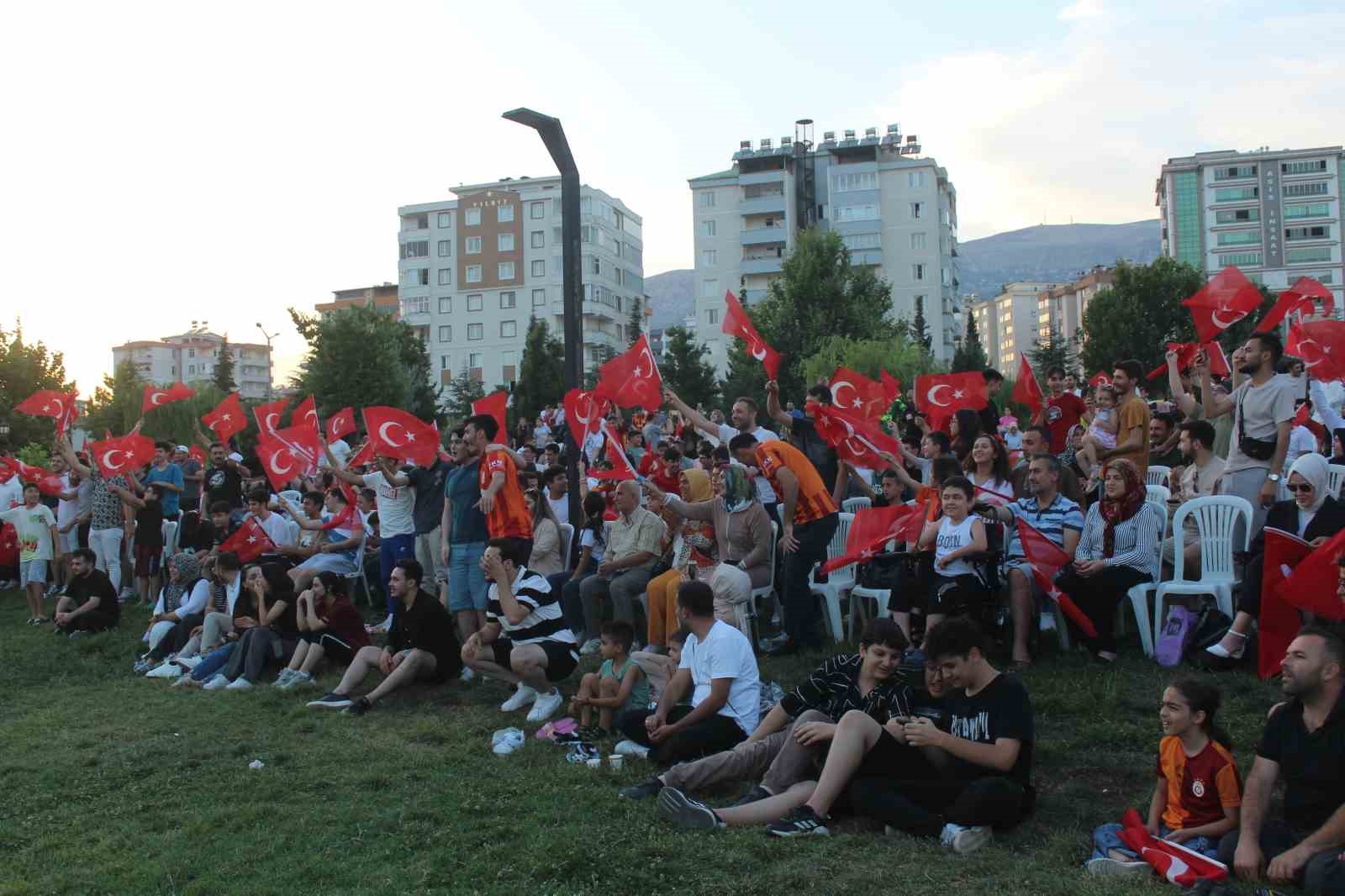 Milli maça yoğun ilgi: Maçı dev ekranda izlediler
