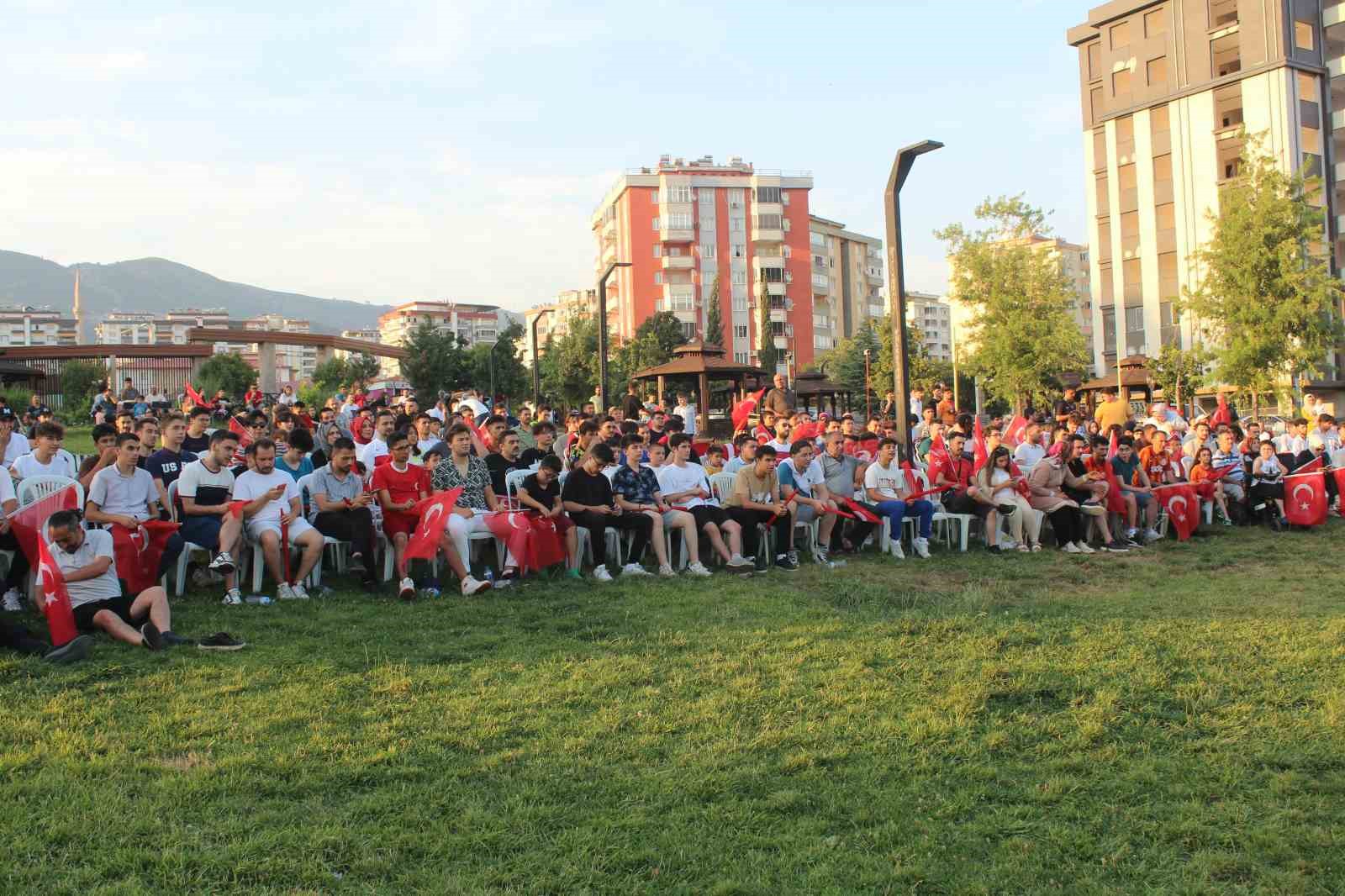 Milli maça yoğun ilgi: Maçı dev ekranda izlediler
