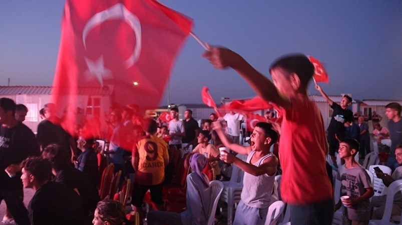 Depremzedeler, milli maç heyecanını konteyner kente kurulan dev ekranda yaşadı
