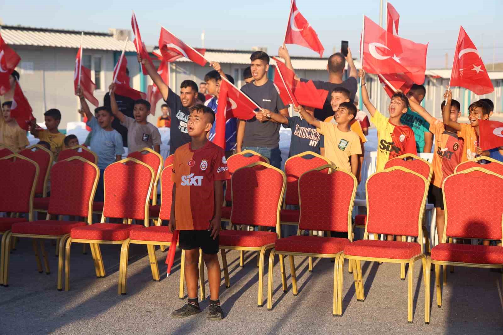 Depremzedeler, milli maç heyecanını konteyner kente kurulan dev ekranda yaşadı
