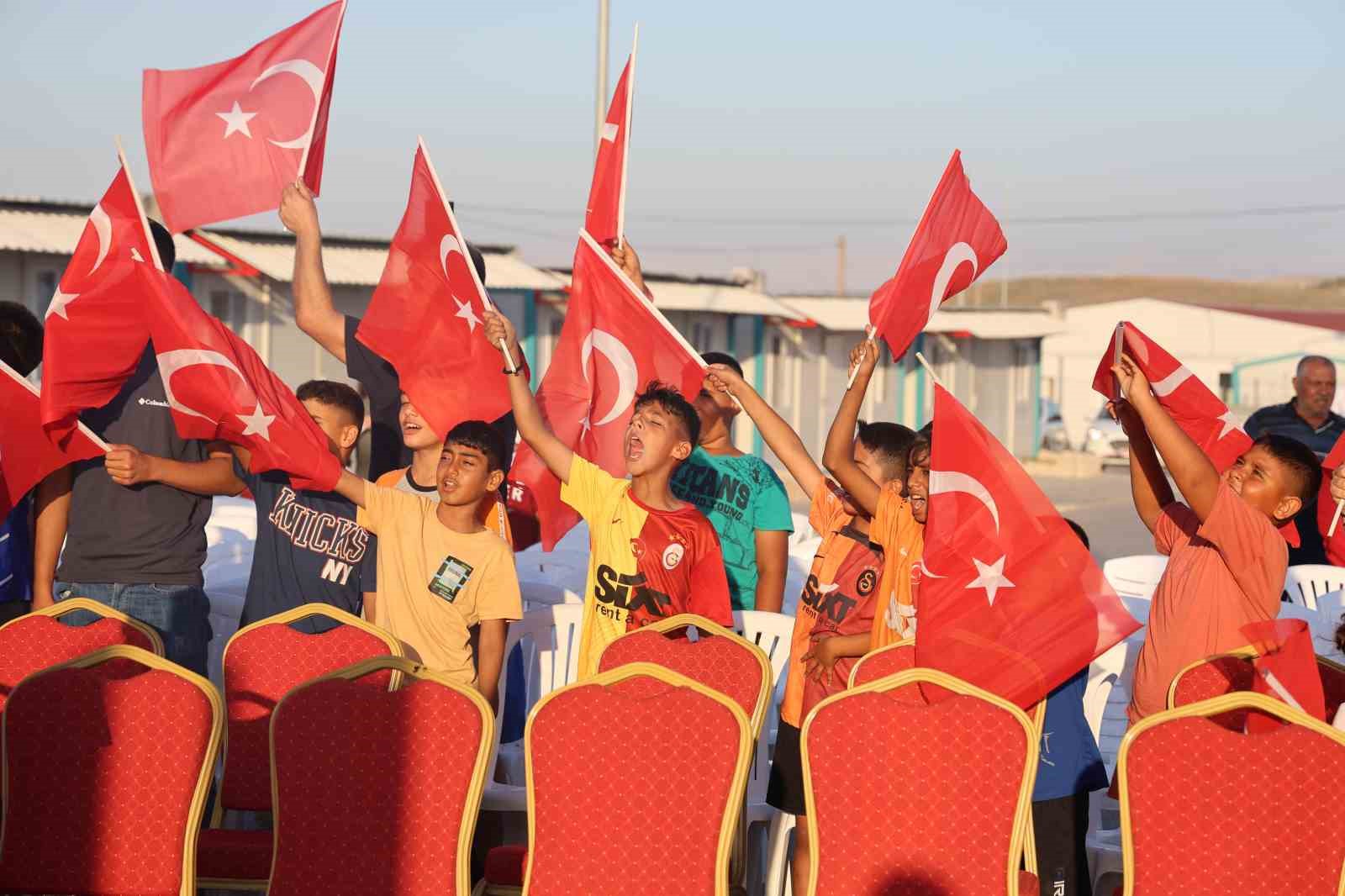 Depremzedeler, milli maç heyecanını konteyner kente kurulan dev ekranda yaşadı
