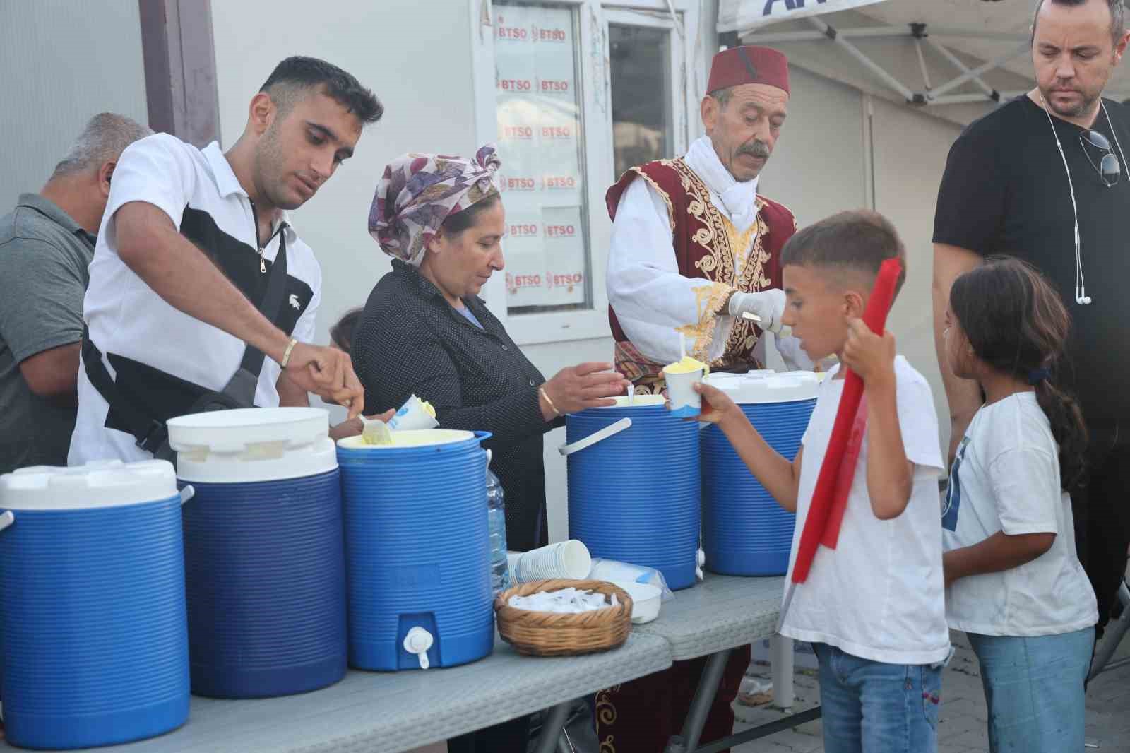 Depremzedeler, milli maç heyecanını konteyner kente kurulan dev ekranda yaşadı
