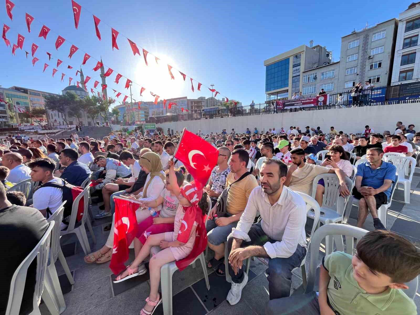 Milli maç coşkusu Gaziosmanpaşa’da yaşandı
