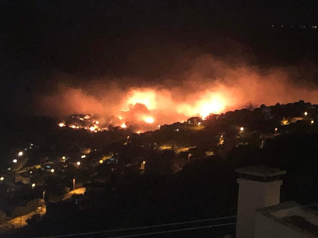 İzmir’de yerleşim yerlerine yakın alanda büyük yangın: Site tahliye edildi
