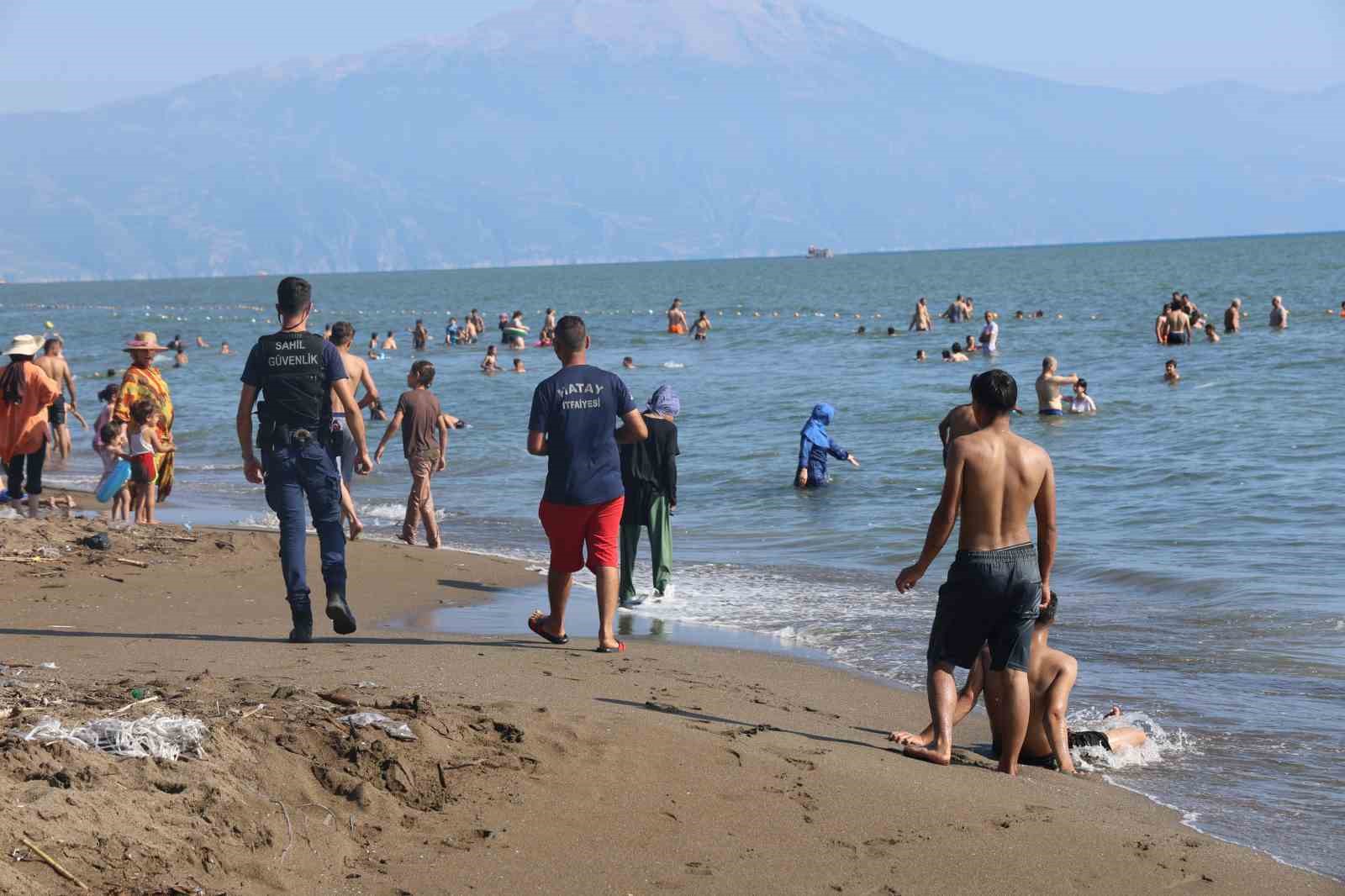 Depremle birlikte sessizliğe bürünen Türkiye’nin en uzun sahilinde eski günleri aratmayan bayram yoğunluğu
