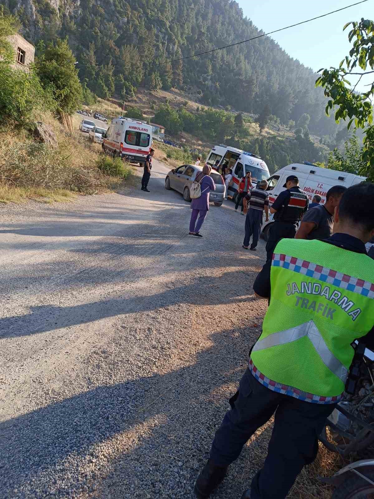 Çamlıyayla’da devrilen minibüste 11 kişi yaralandı
