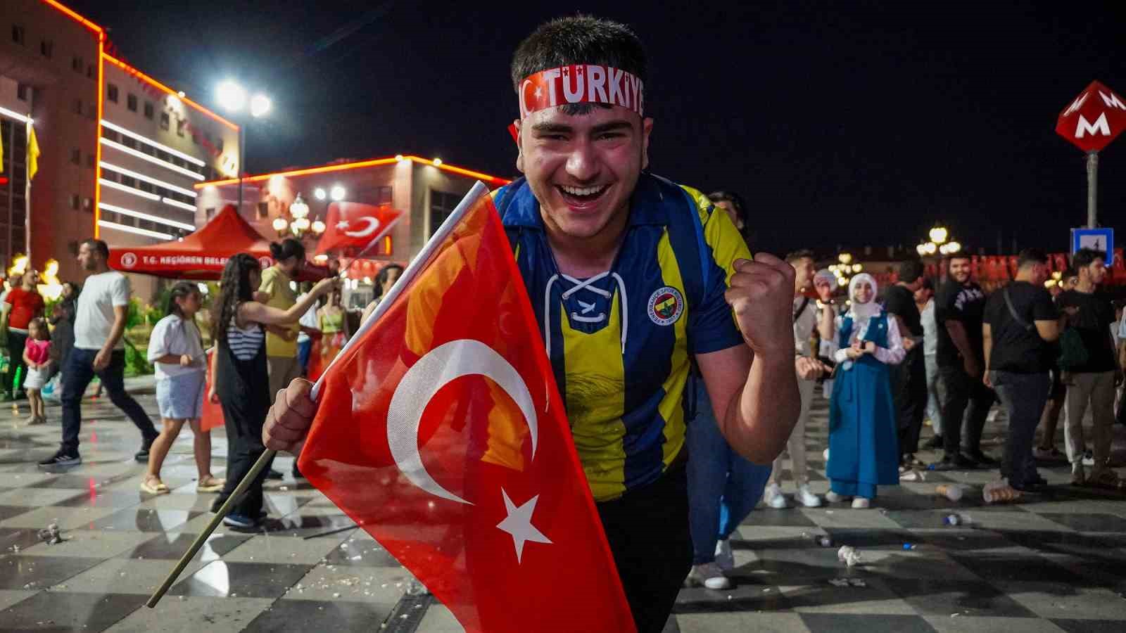 Keçiören’de vatandaşlar Türkiye A Milli Futbol Takımının maçını dev ekranda izledi
