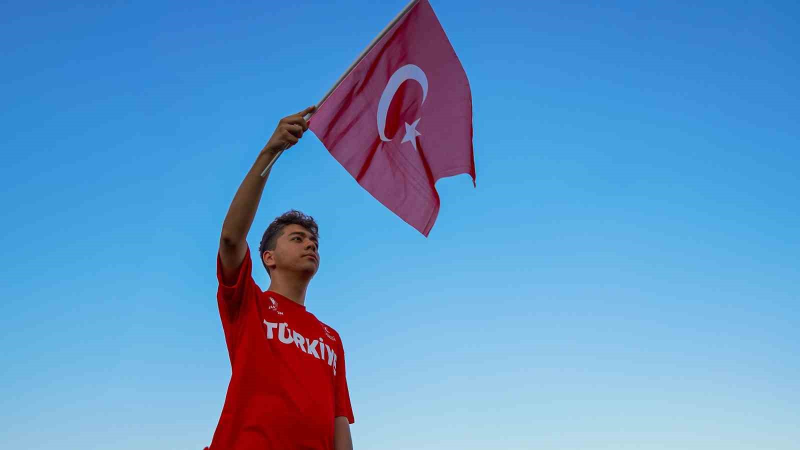 Keçiören’de vatandaşlar Türkiye A Milli Futbol Takımının maçını dev ekranda izledi
