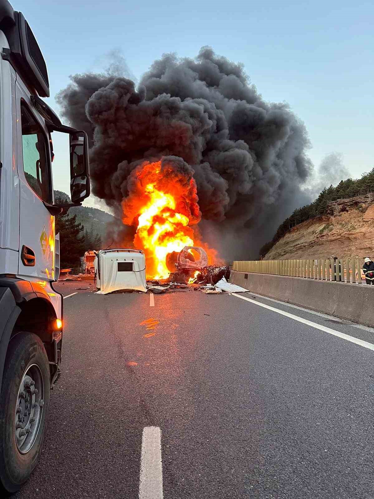 Adana-Pozantı otoyolunda tır yandı: Ulaşım trafiğe kapandı
