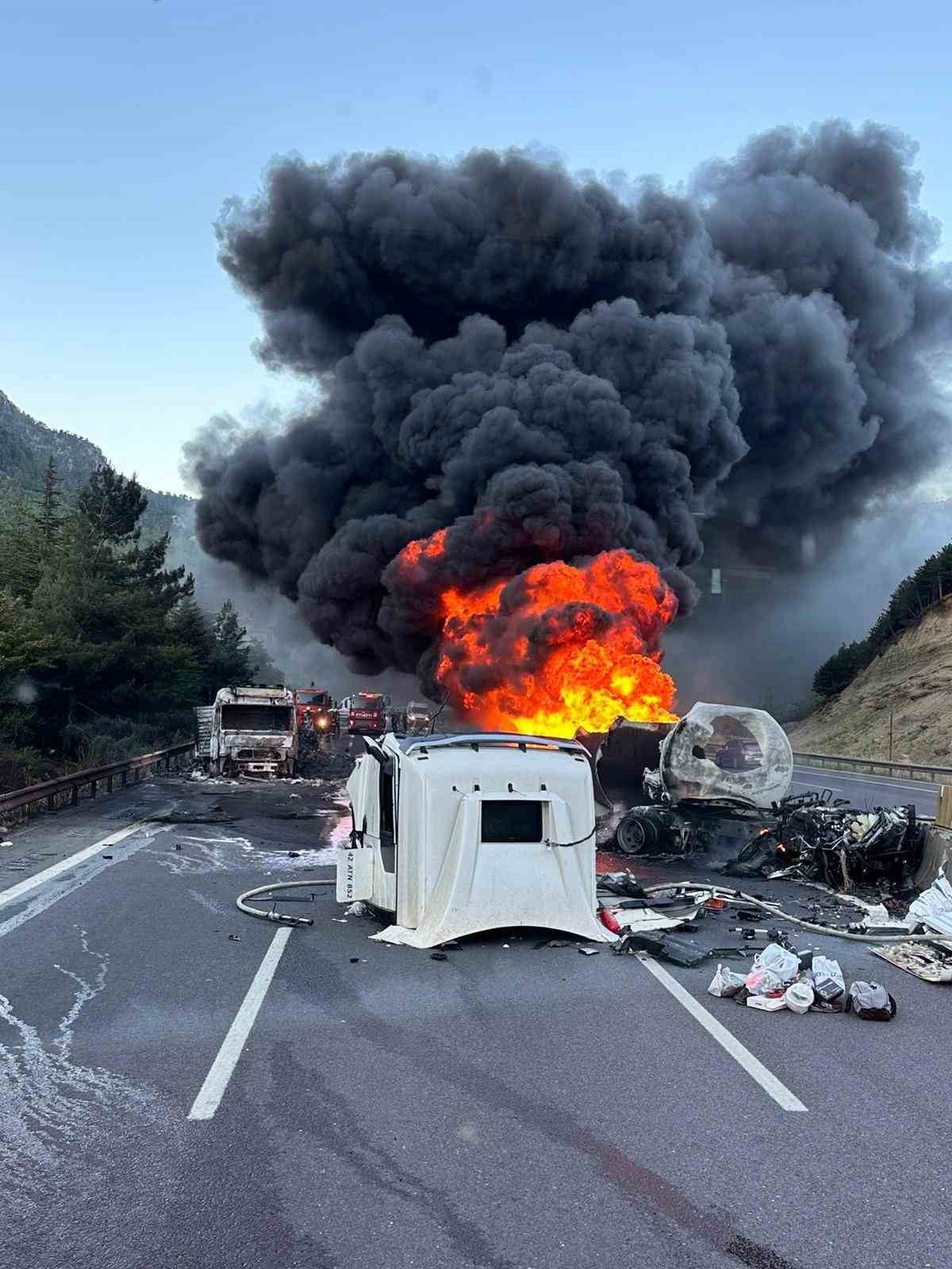 Adana-Pozantı otoyolunda tır yandı: Ulaşım trafiğe kapandı
