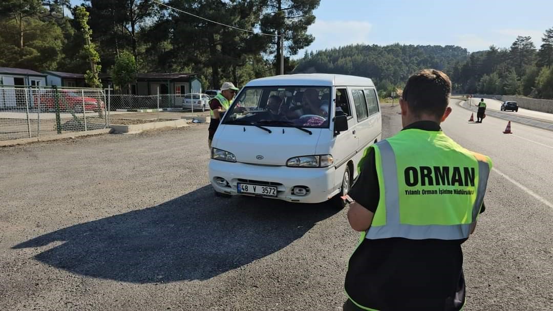 Tatilcilere orman yangınlarıyla ilgili bilgilendirici broşür dağıtıldı
