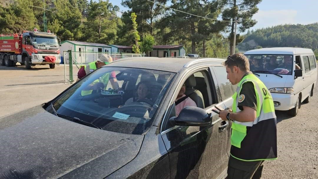 Tatilcilere orman yangınlarıyla ilgili bilgilendirici broşür dağıtıldı
