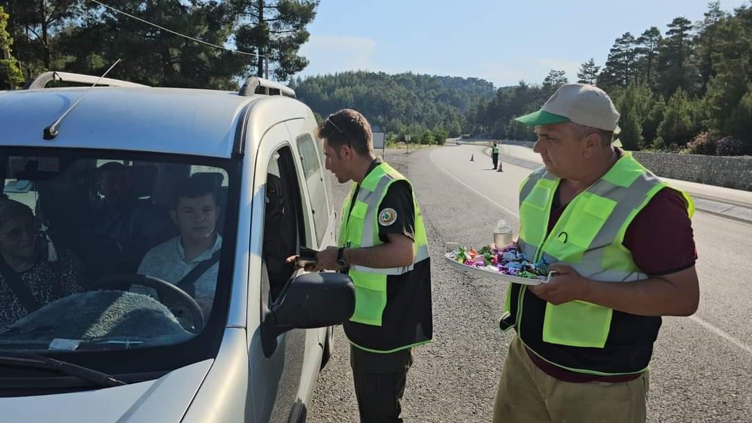 Tatilcilere orman yangınlarıyla ilgili bilgilendirici broşür dağıtıldı
