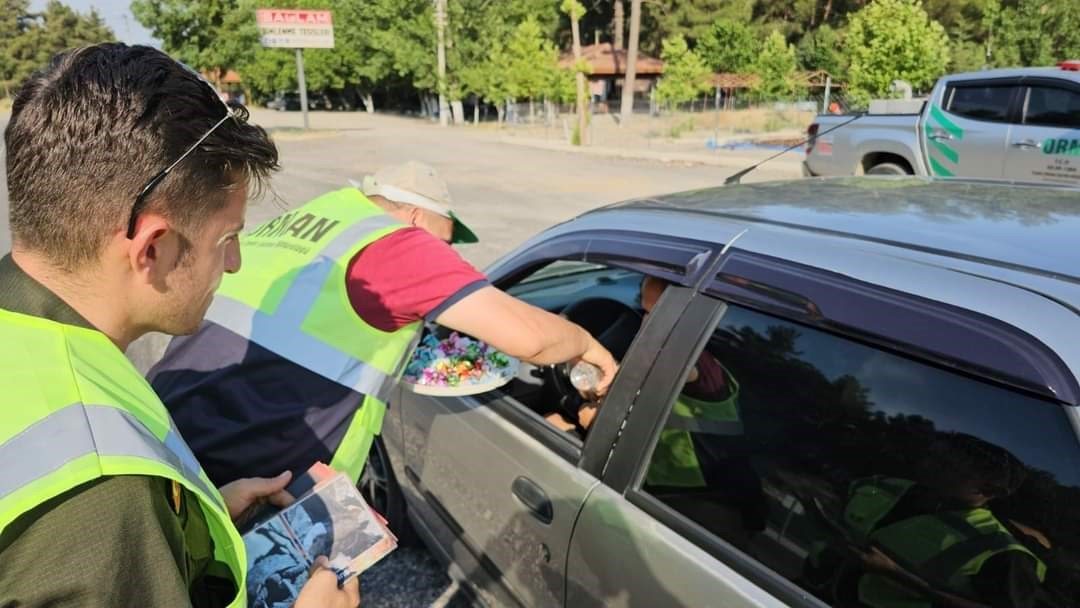 Tatilcilere orman yangınlarıyla ilgili bilgilendirici broşür dağıtıldı
