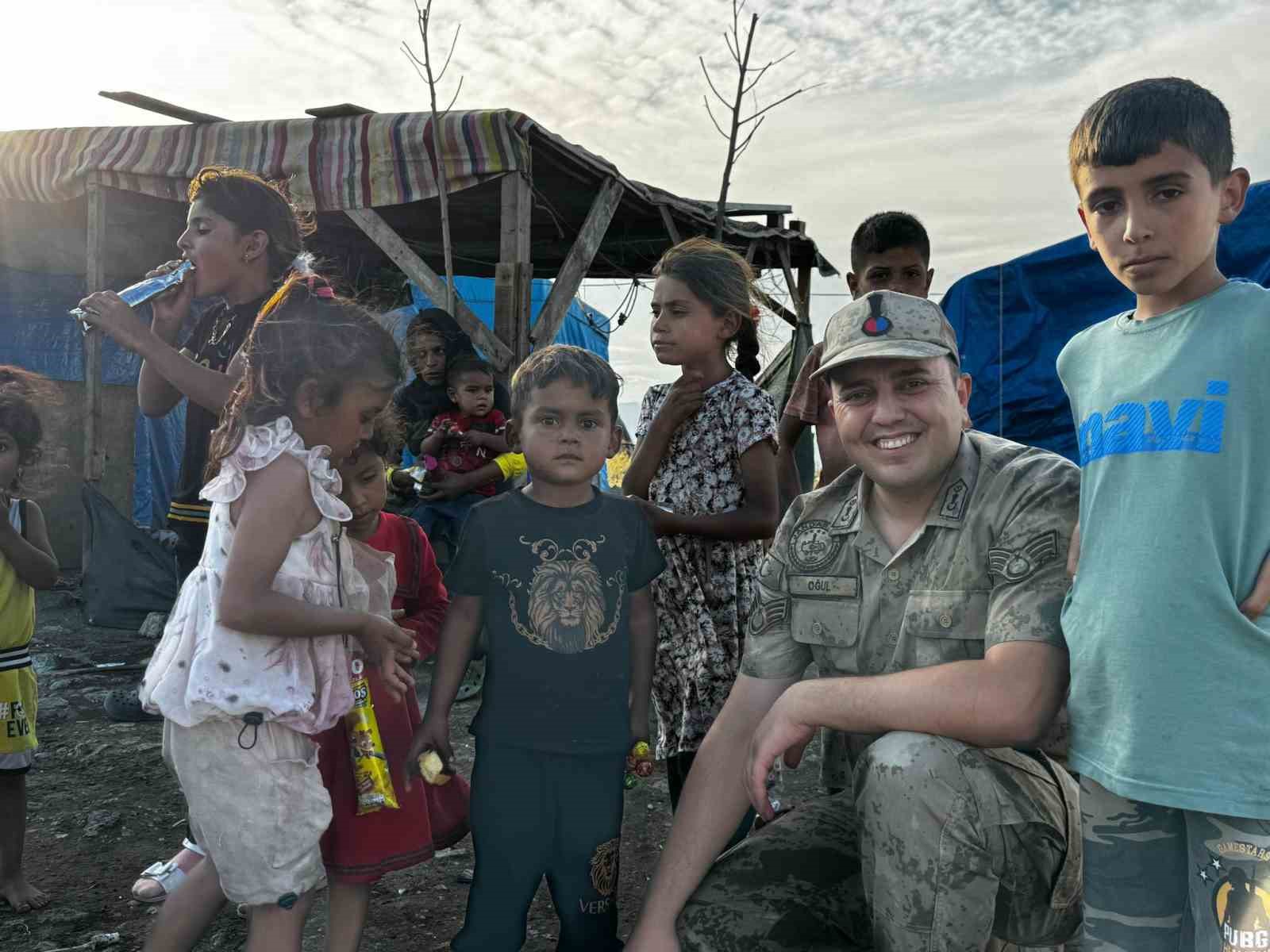 Jandarmadan depremzedelere bayram ziyareti
