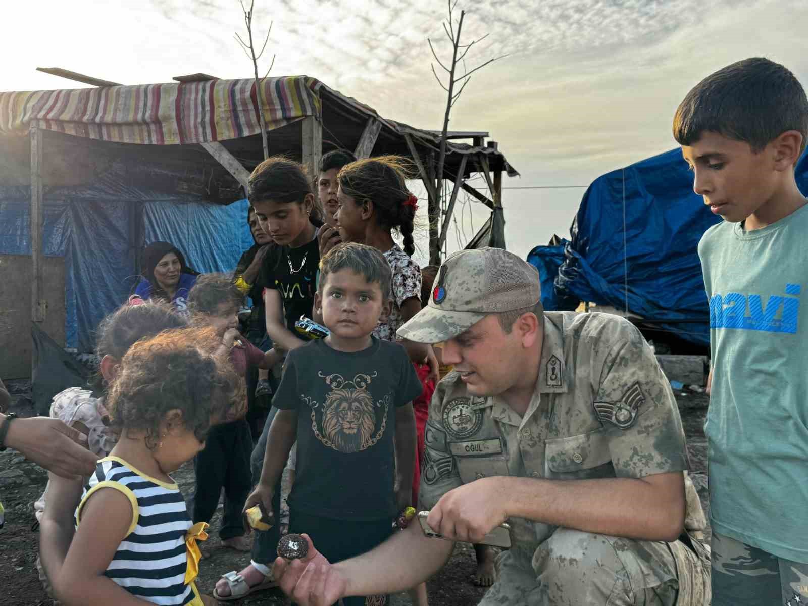 Jandarmadan depremzedelere bayram ziyareti
