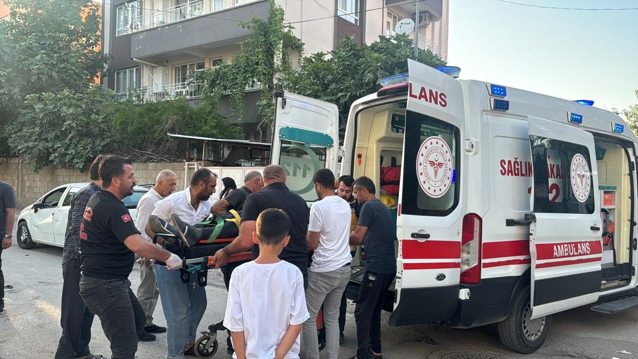 Motosiklet ile otomobil çarpıştı: 1’i ağır 2 yaralı
