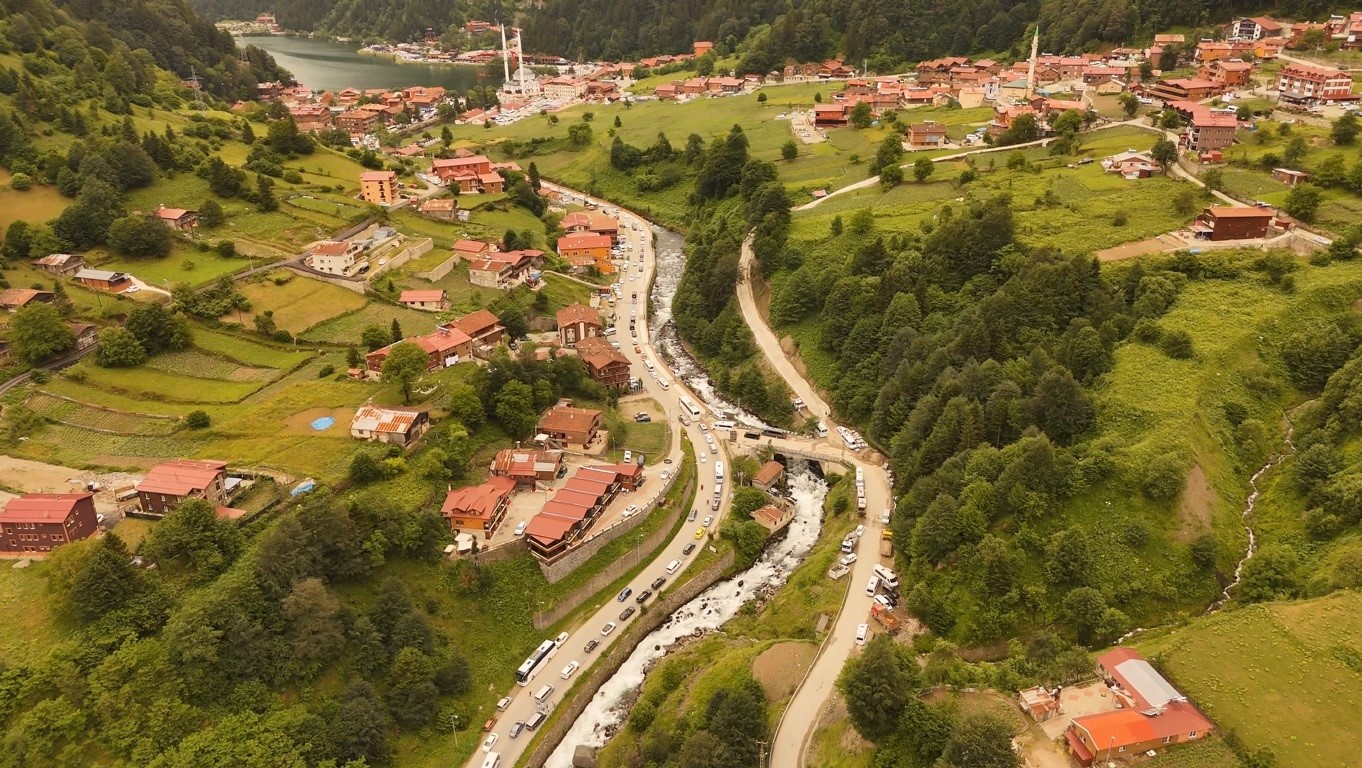 Uzungöl’de bayram yoğunluğu: Kilometrelerce araç kuyruğu oluştu
