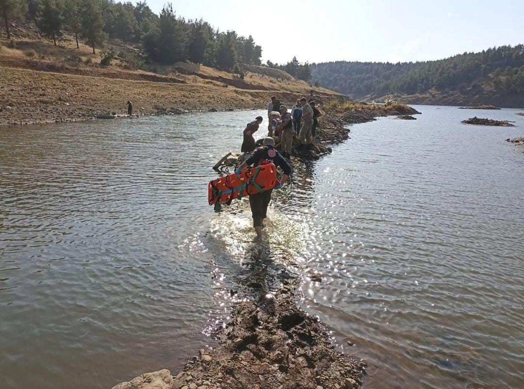 Serinlemek için gölete giren çocuk boğuldu
