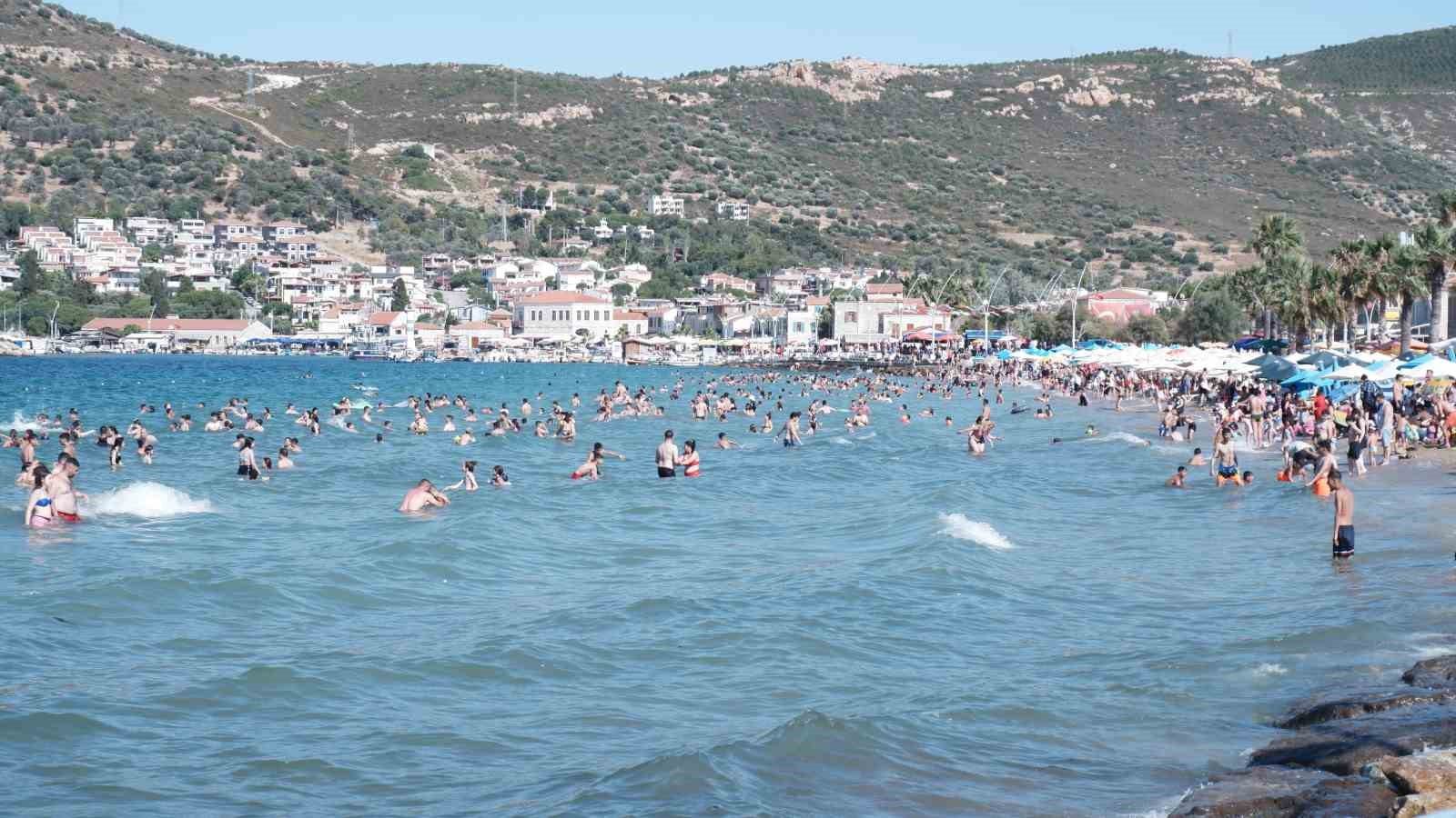 Foça’da tatilci yoğunluğu: Plajlar tıklım tıklım
