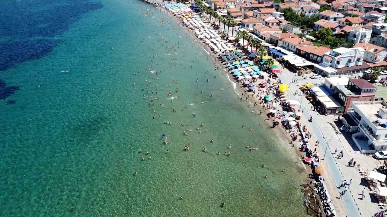 Foça’da tatilci yoğunluğu: Plajlar tıklım tıklım
