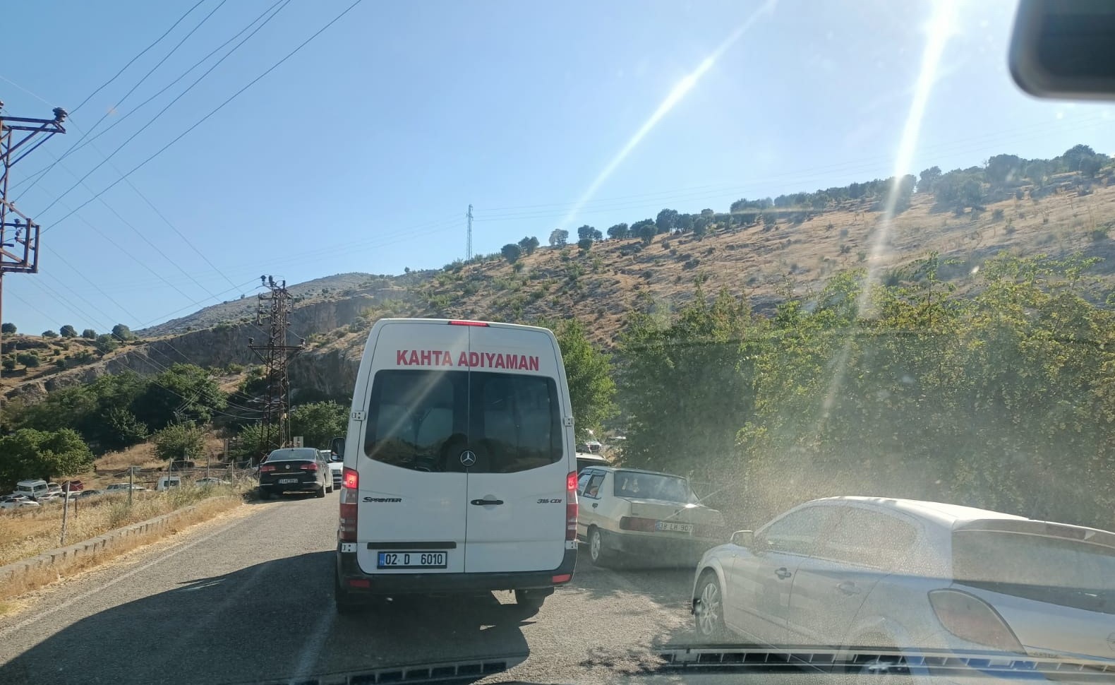 Piknikçilerin hatalı parkı yolu trafiğe kapattı
