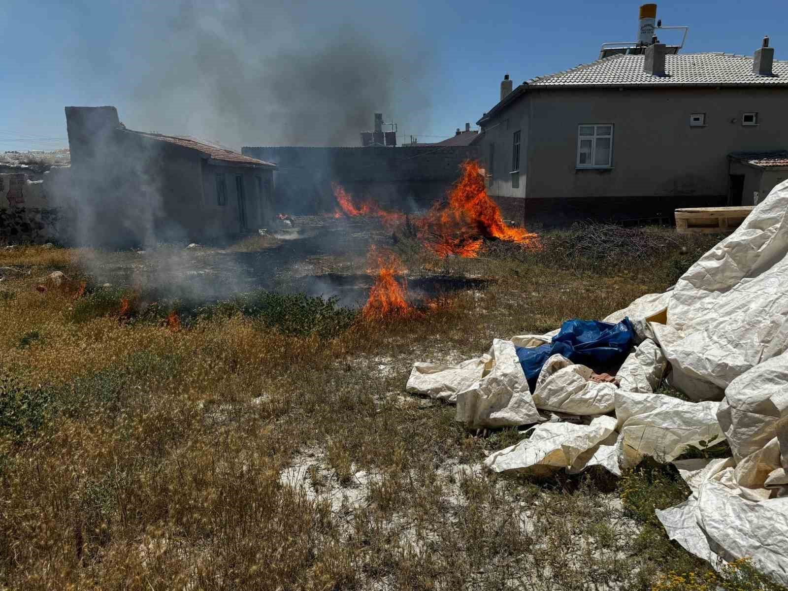 Bahçedeki ocaktan çıkan ateş yangına neden oldu
