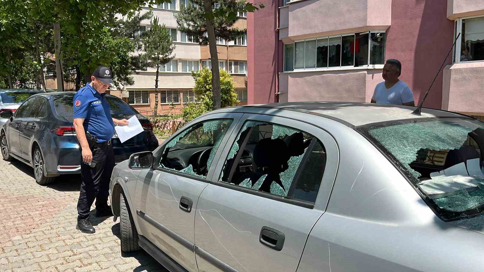 Otomobile baltayla saldırdılar
