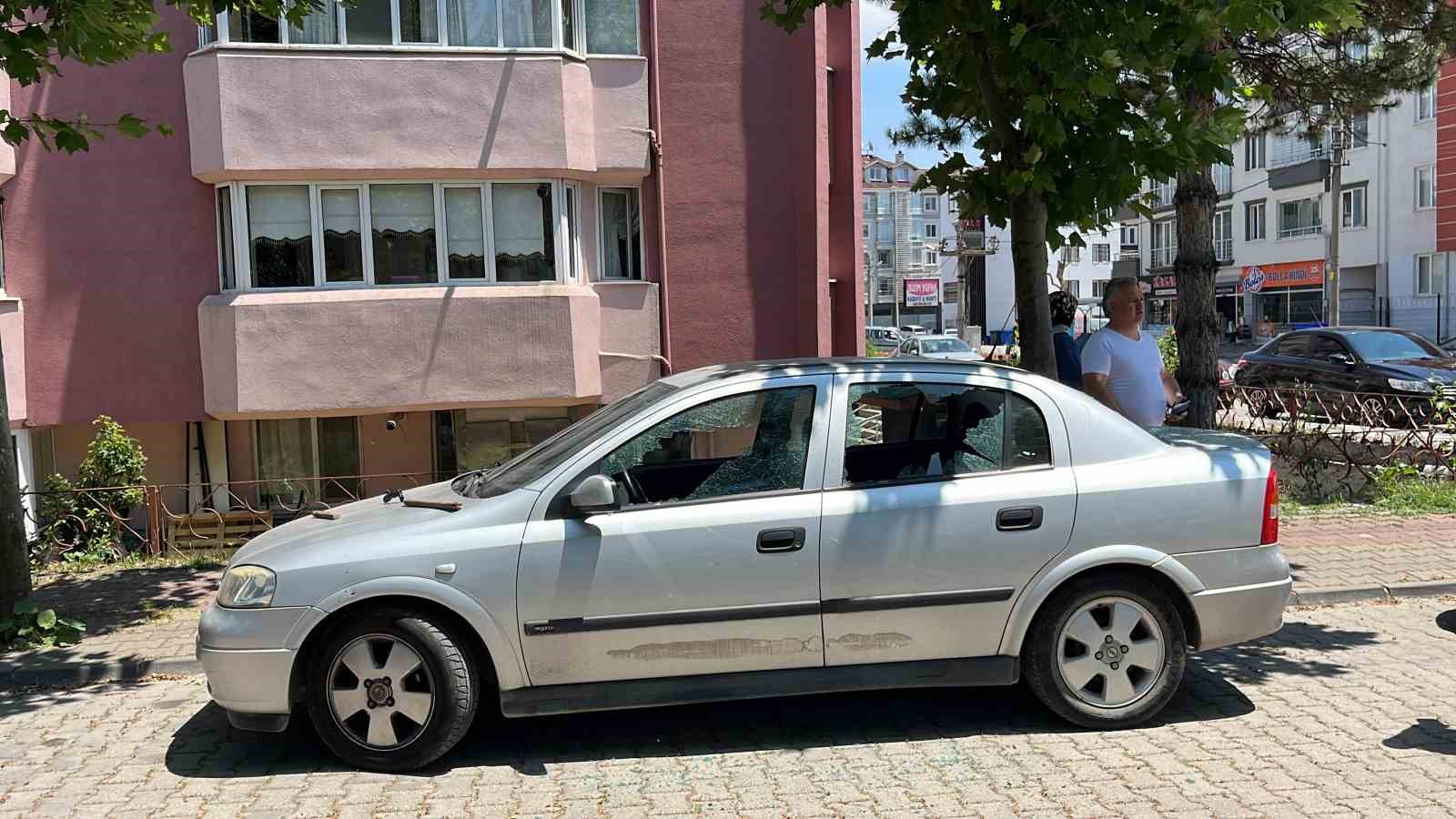 Otomobile baltayla saldırdılar
