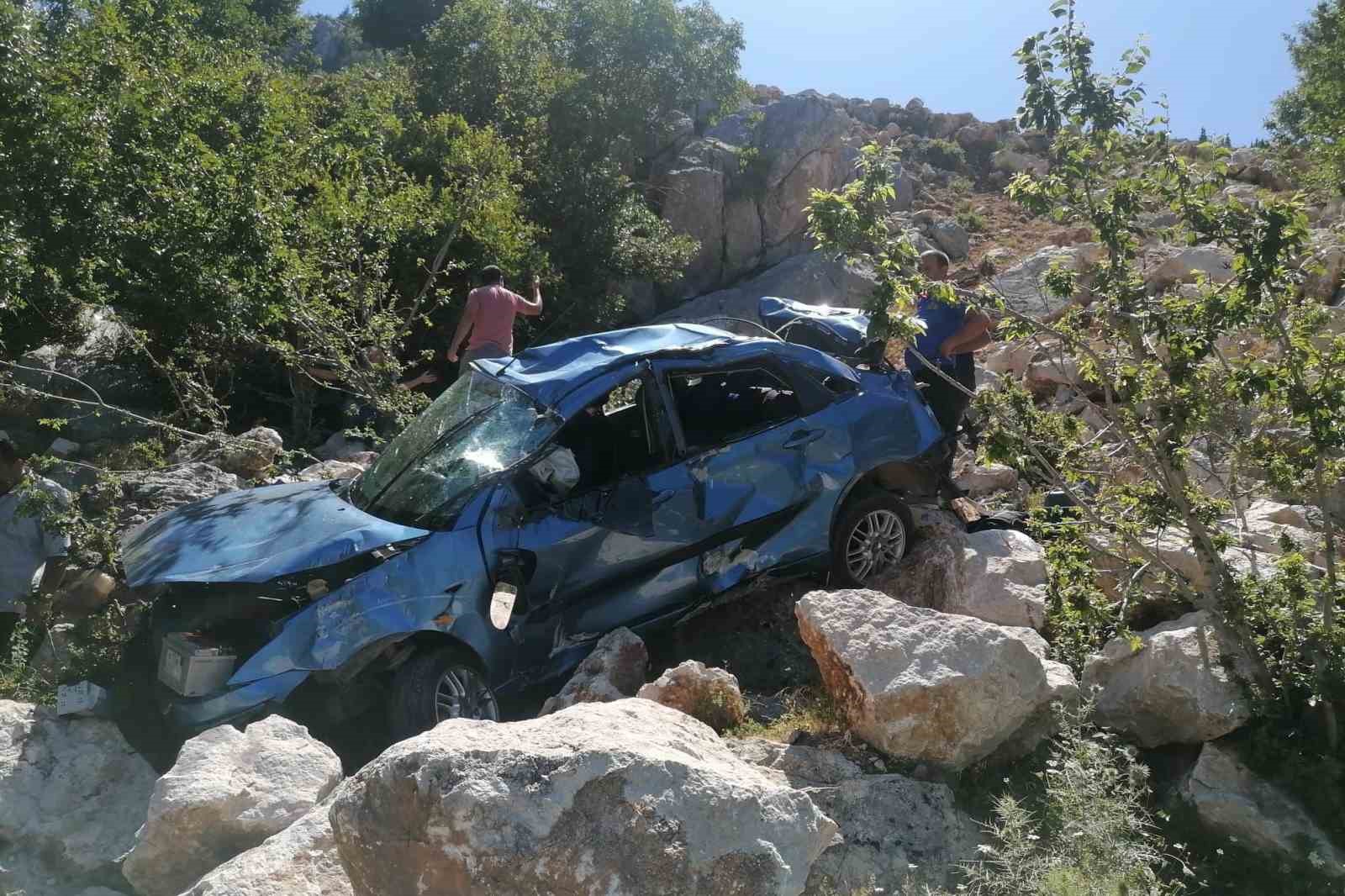 Yayla yolunda otomobil uçuruma yuvarlandı: 5 yaralı
