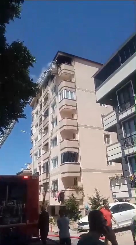 8 katlı apartmanda yangın paniği: 1 kişi dumandan etkilendi
