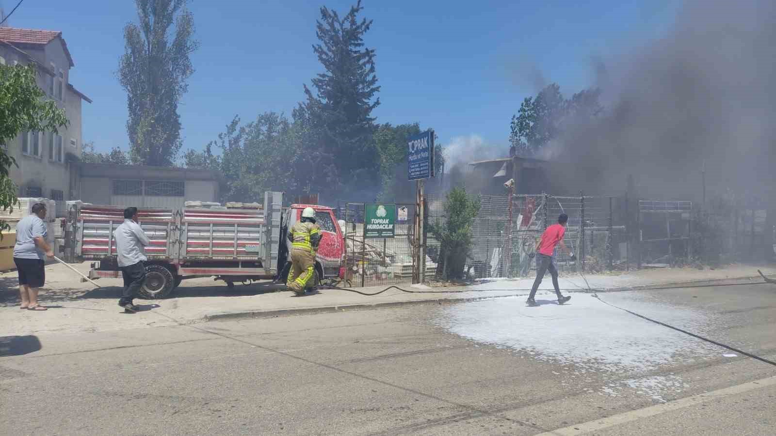 Bursa’da geri dönüşüm tesislerinde büyük yangın
