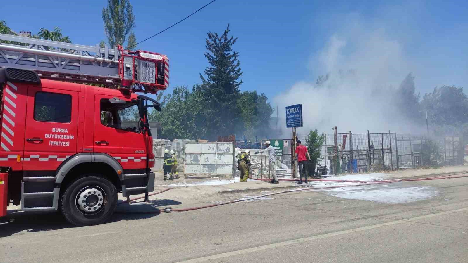 Bursa’da geri dönüşüm tesislerinde büyük yangın
