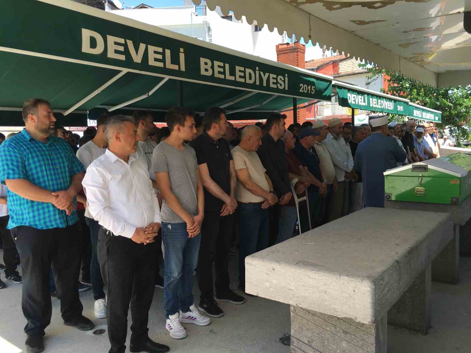 Eski Başkan Cabbar’ın anneannesi toprağa verildi
