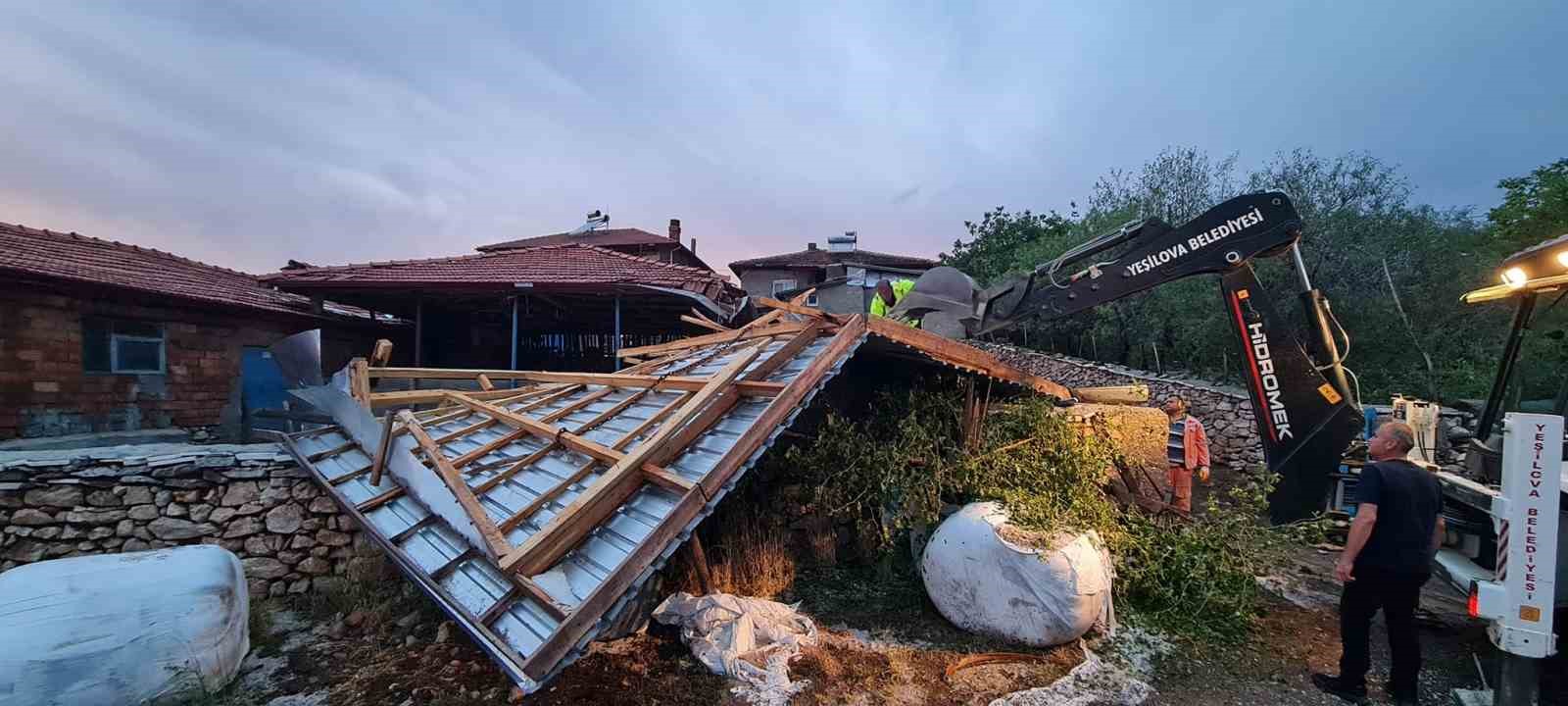 Burdur’da fırtına bir anda geldi, evlerin çatıları uçtu, yangın ve su baskınları oluştu
