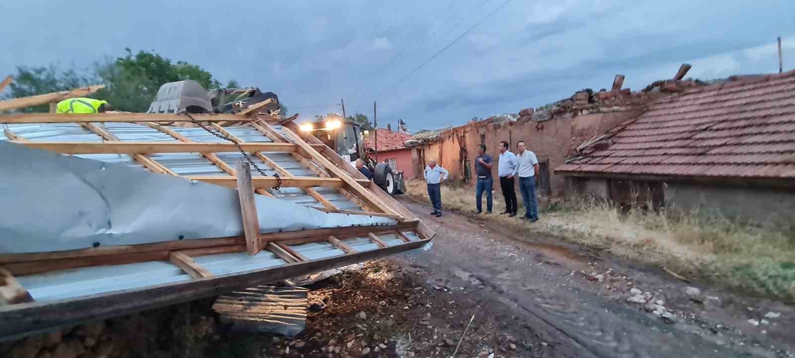 Burdur’da fırtına bir anda geldi, evlerin çatıları uçtu, yangın ve su baskınları oluştu
