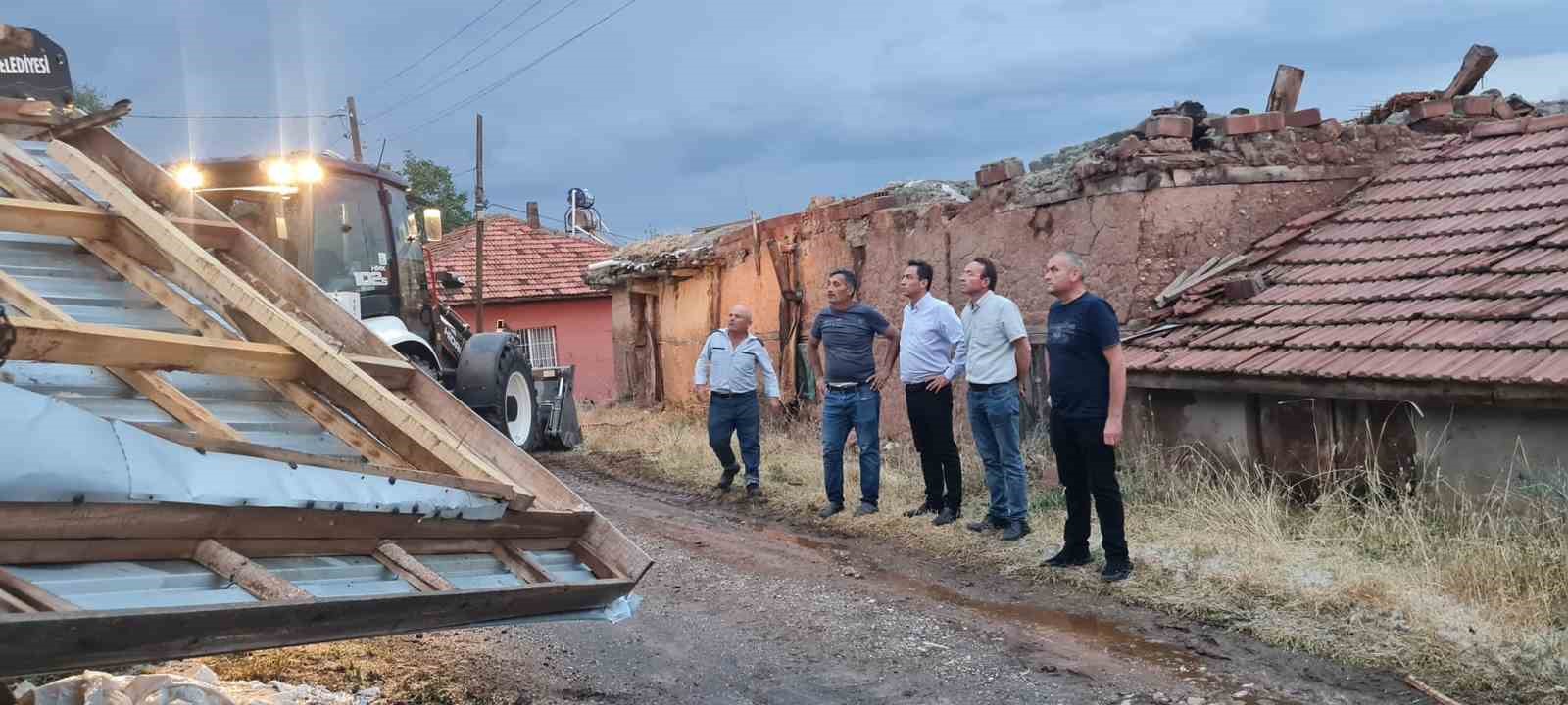 Burdur’da fırtına bir anda geldi, evlerin çatıları uçtu, yangın ve su baskınları oluştu
