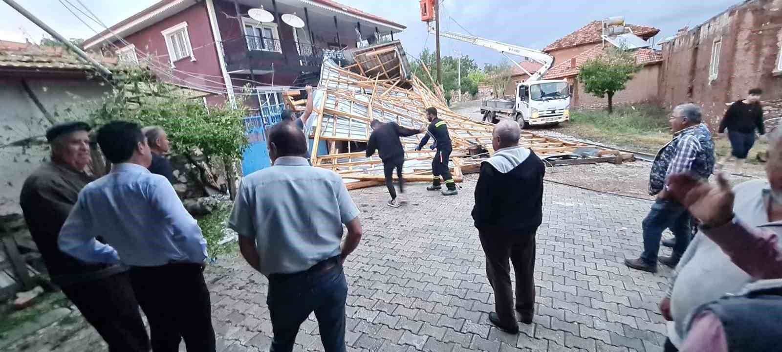 Burdur’da fırtına bir anda geldi, evlerin çatıları uçtu, yangın ve su baskınları oluştu
