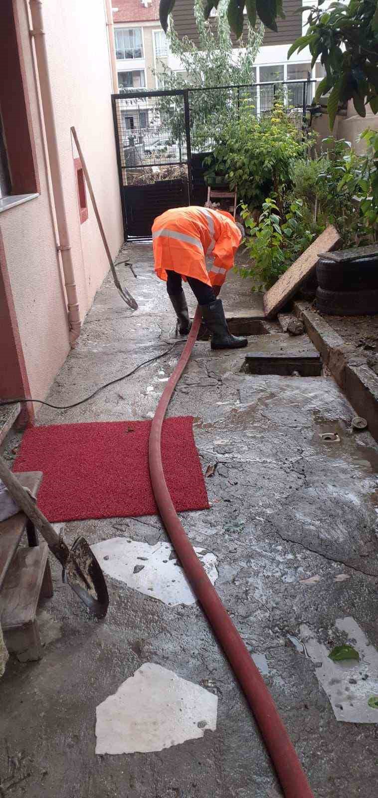 Burdur’da fırtına bir anda geldi, evlerin çatıları uçtu, yangın ve su baskınları oluştu
