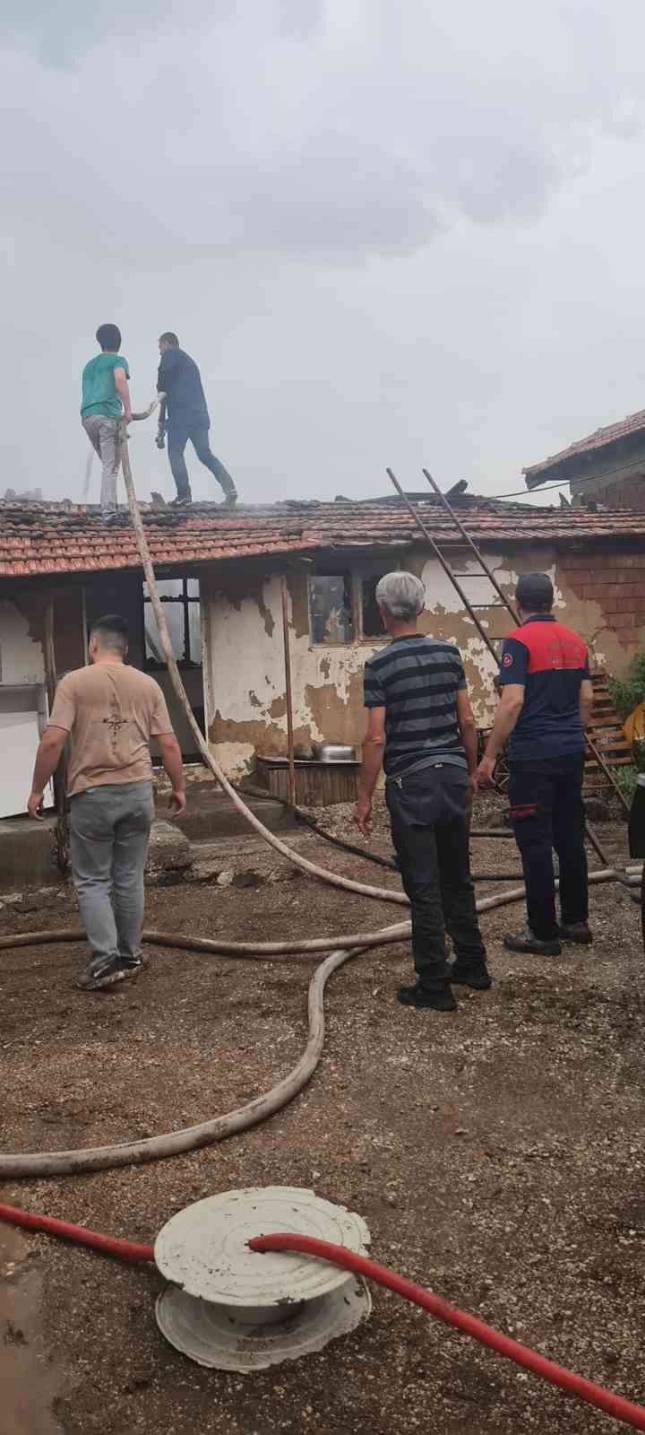 Burdur’da fırtına bir anda geldi, evlerin çatıları uçtu, yangın ve su baskınları oluştu
