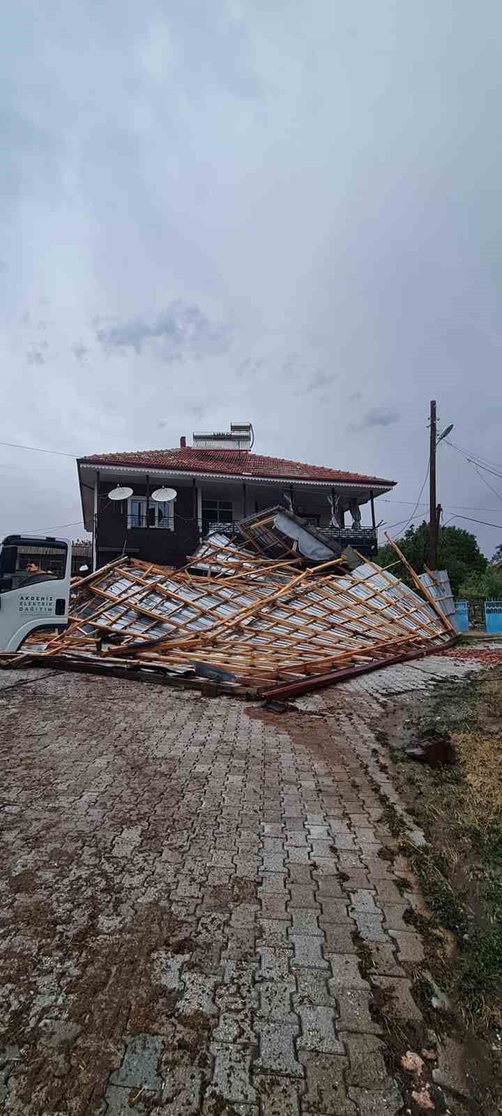 Burdur’da fırtına bir anda geldi, evlerin çatıları uçtu, yangın ve su baskınları oluştu
