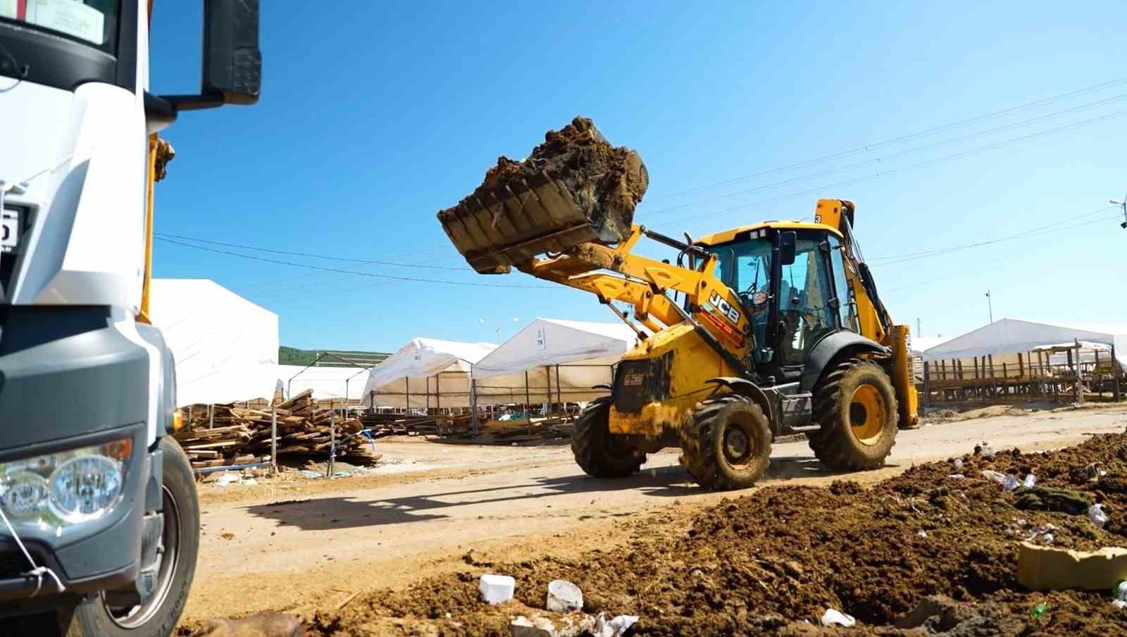 Sultanbeyli’ de kurban alanlarında temizlik süreci başladı
