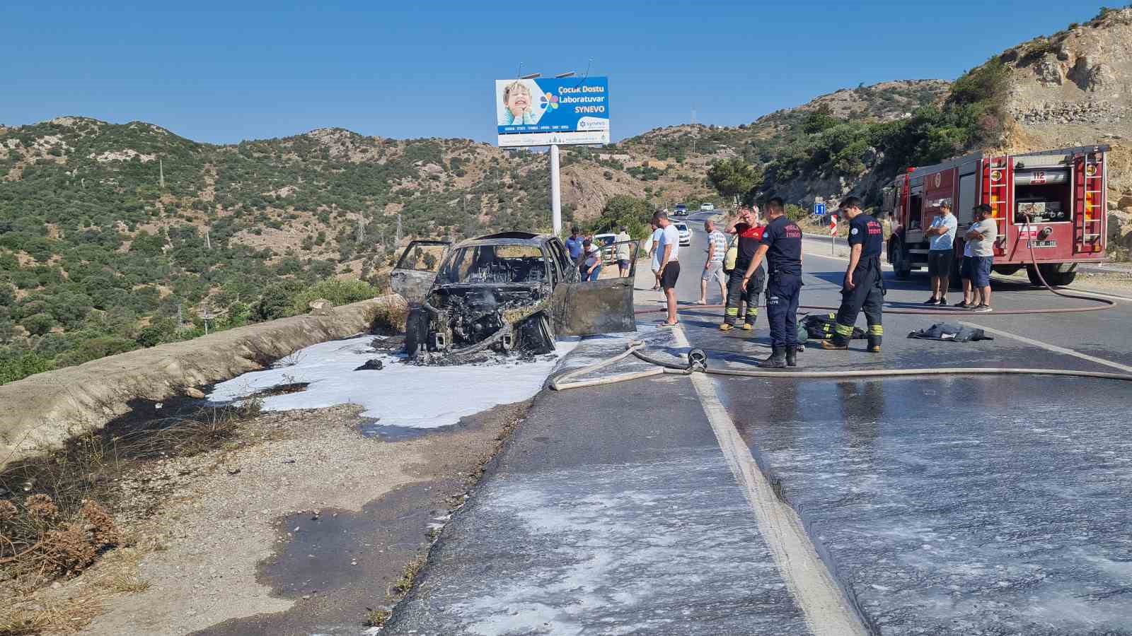 Otomobil önce alev topu, sonra metal yığınına döndü
