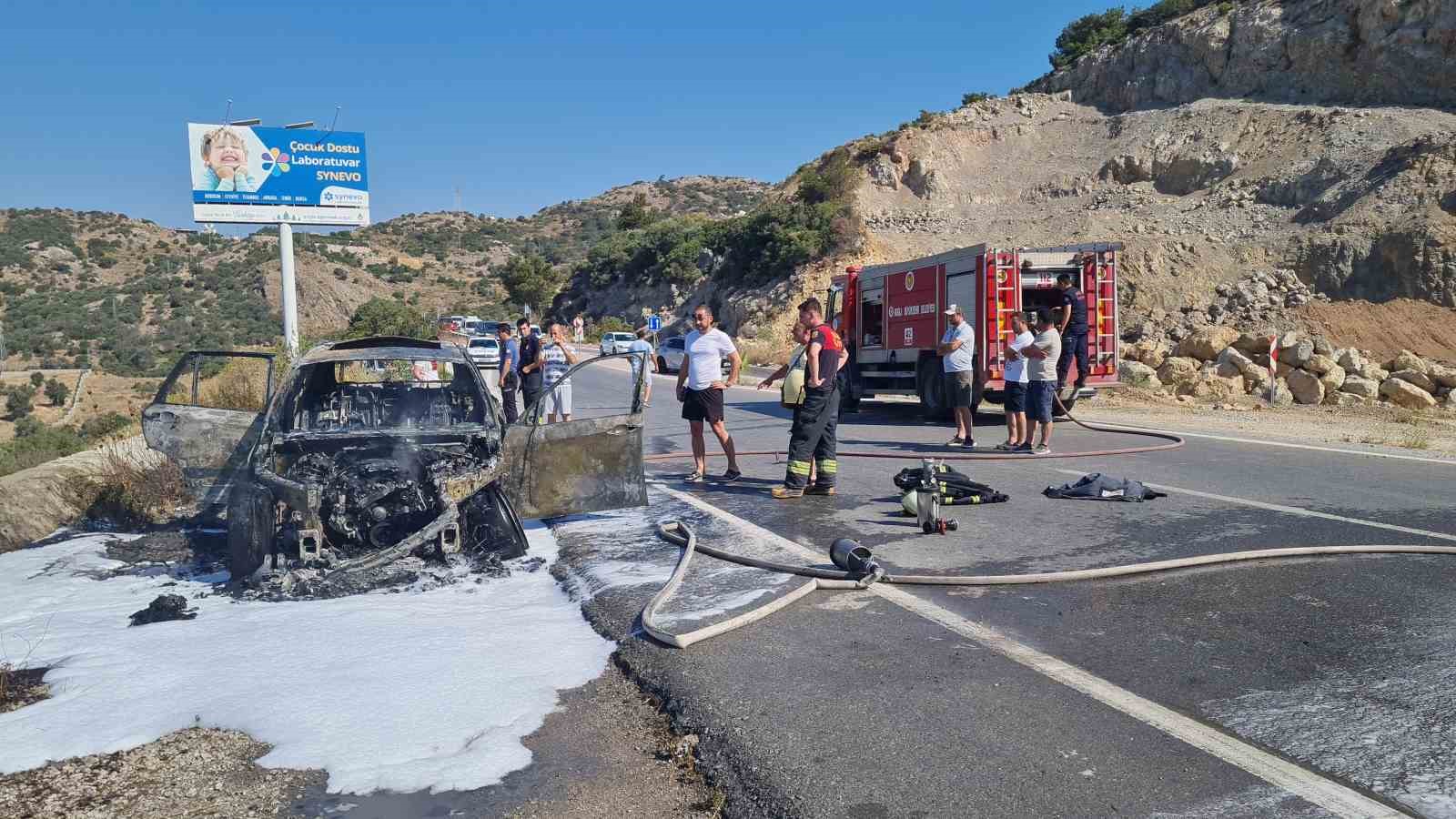 Otomobil önce alev topu, sonra metal yığınına döndü
