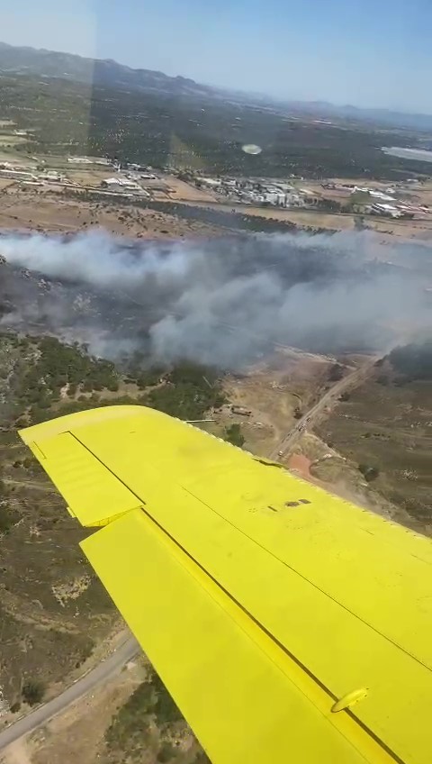 Ayvalık’ta çöplükte çıkan yangın otluk araziye sıçradı
